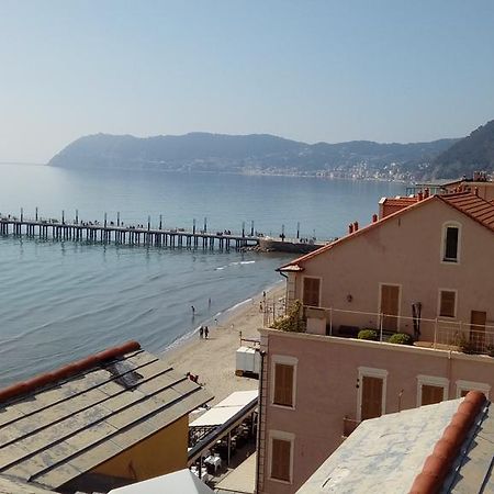 Ensemble Rooms Di Vayadu Alassio Bagian luar foto