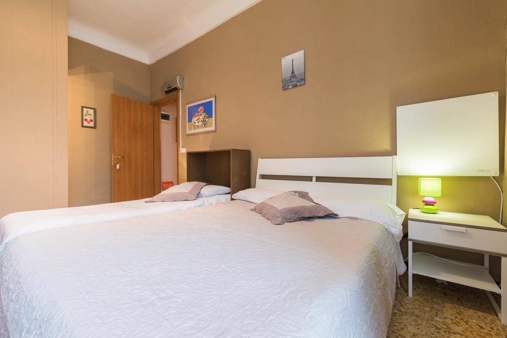 Ensemble Rooms Di Vayadu Alassio Bagian luar foto